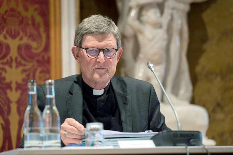 Paus houdt Duitse aartsbisschop bekritiseerd over misbruik schandaal